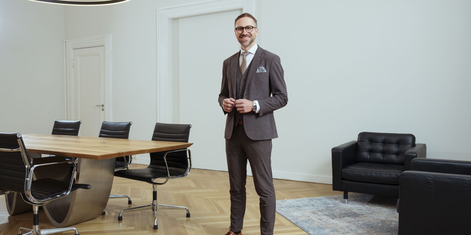Felix Haug lächelnd in einem Besprechungsraum