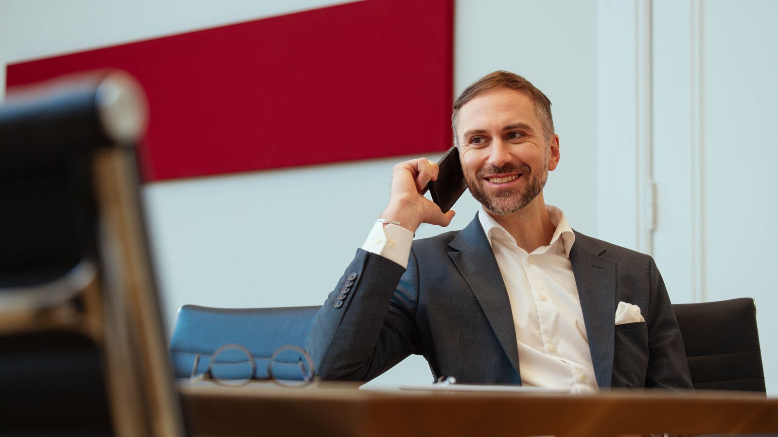 Felix Haug am Telefon, lachend, mitten im Arbeitstag